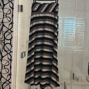 Hazel brand long pull on skirt. Black and tan stripes. Size S. Great condition.